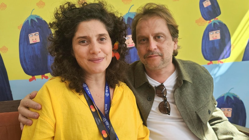 La directora de cine Isabel Coixet y el actor Eduard Fernández posan juntos en una alfombra roja.