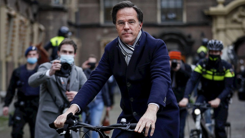 El primer ministro holandés, Mark Rutte, en bicicleta