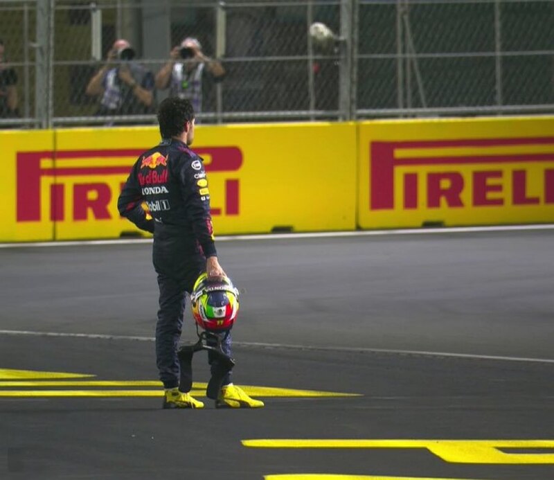 Max Verstappen, piloto de Red Bull Racing, celebra su victoria en el Gran Premio de Abu Dhabi 2021.