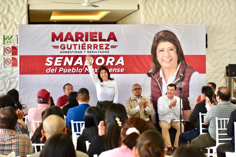 Title:
- La senadora Mariela Gutiérrez se reúne con simpatizantes en un evento público.