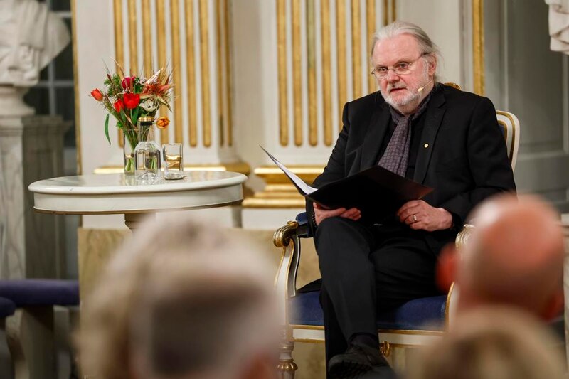 El escritor Salman Rushdie lee su discurso en la ceremonia de entrega del Premio Nobel de Literatura 2022.