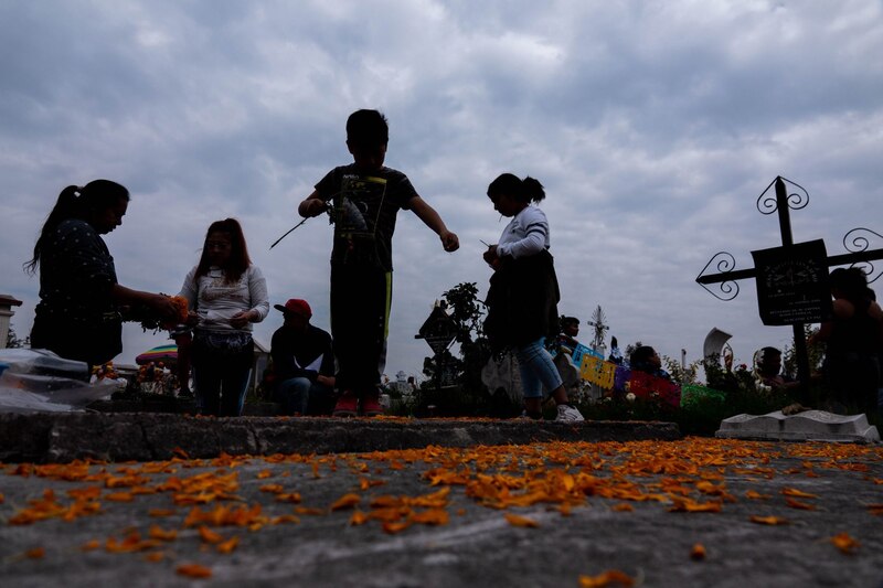 Familiares y amigos acudieron desde tempranas horas al panteón civil de San Lorenzo Tezonco, alcaldía de Iztapalapa, para arreglar, adornar y convivir con sus fieles difuntos que yacen ahí. Lo anterior, como parte de las tradiciones por el Día de Muertos en la capital, en la que las animas de los adultos regresan el día dos de noviembre al plano terrenal para convivir con sus seres queridos.