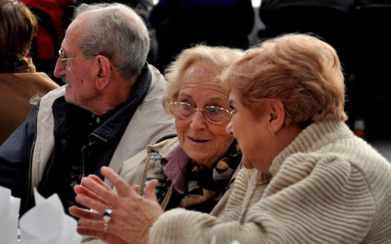 Personas mayores hablando