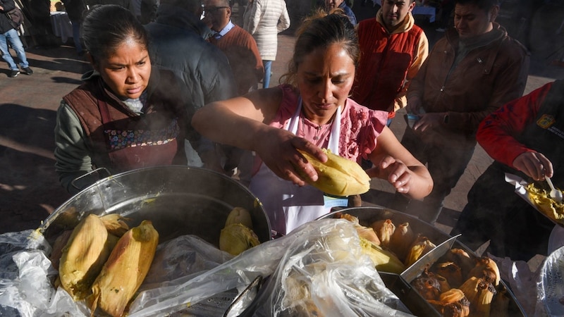 Mujeres indígenas venden tamales en un mercado de la Ciudad de México