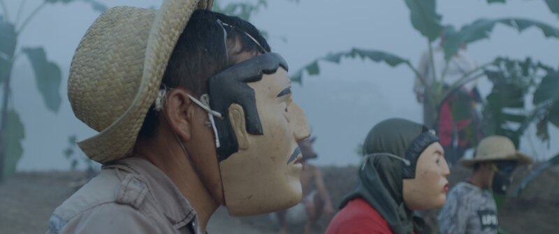 Hombre con máscara tradicional en Indonesia