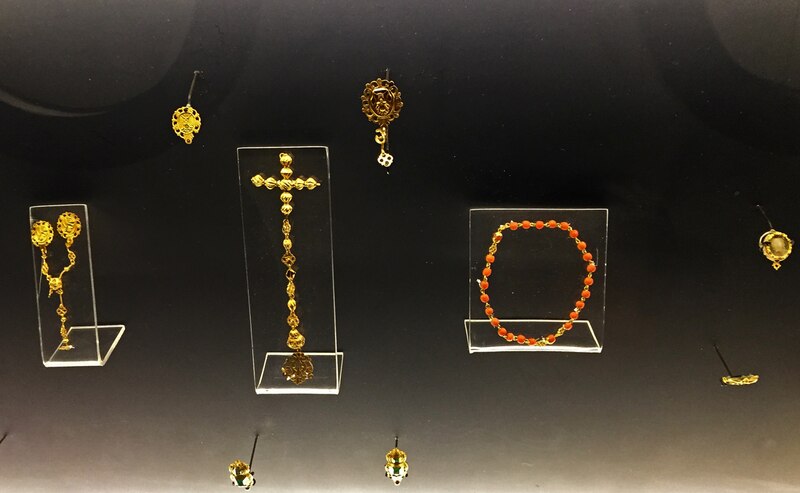 Joyas de la época colonial en exhibición en el museo