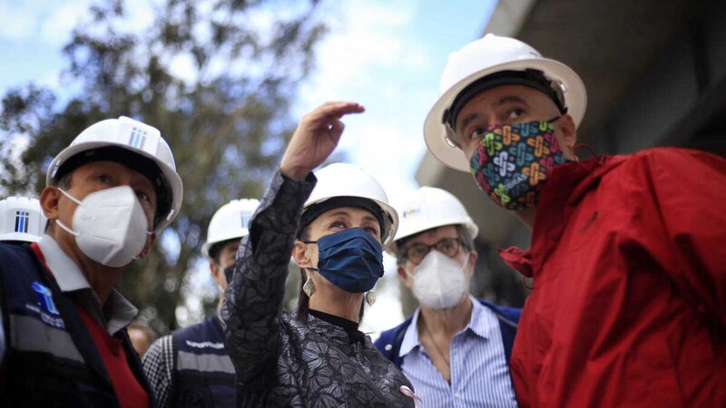 La alcaldesa de Bogotá, Claudia López, supervisa las obras de construcción de la nueva línea del metro de la ciudad.