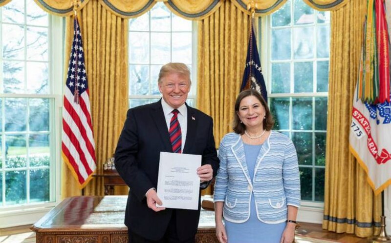 El presidente Trump firma una ley con la jueza Amy Coney Barrett