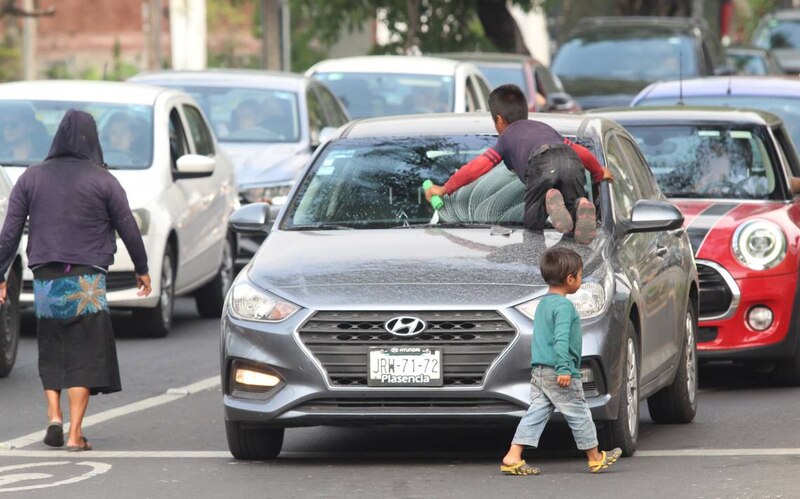 Niños limpiando parabrisas en la Ciudad de México