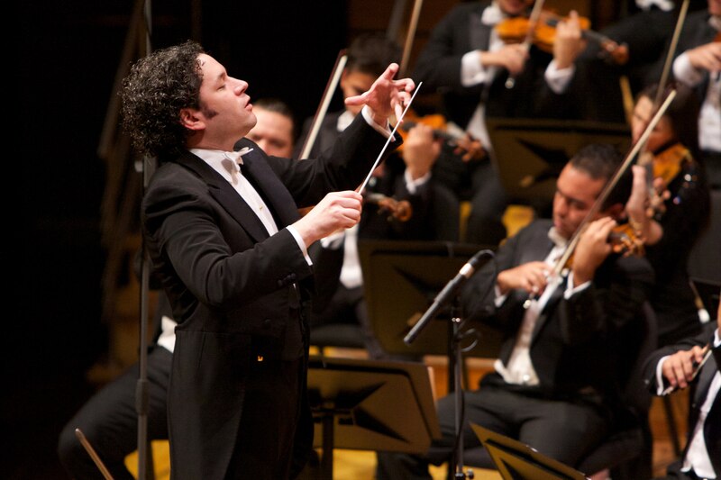 Gustavo Dudamel dirigiendo la Orquesta Sinfónica Simón Bolívar