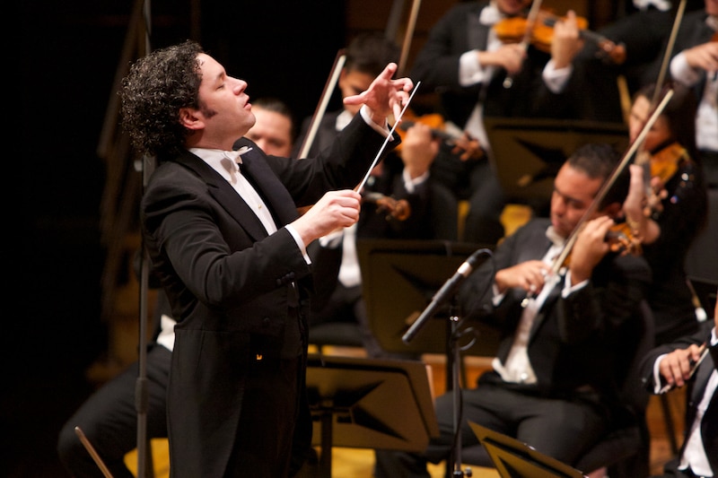 Gustavo Dudamel dirigiendo la Orquesta Sinfónica Simón Bolívar