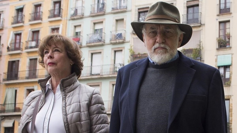 Una pareja de ancianos camina por la calle.