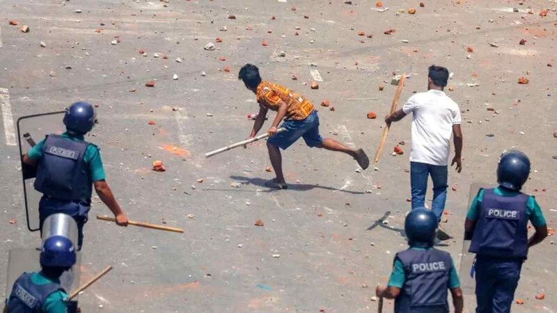 Enfrentamientos entre manifestantes y policías en las calles de Dhaka, Bangladesh