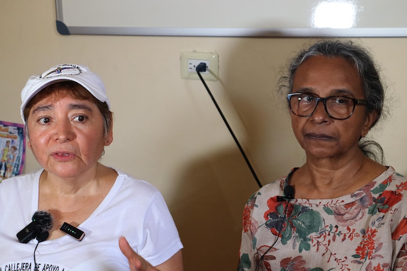 Dos mujeres indígenas en una entrevista