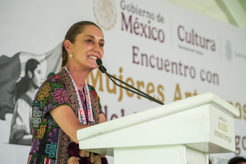 Presidenta Claudia Sheinbaum encabeza reunión con mujeres amuzgas, en el estado de Guerrero, ante quienes refrendó el compromiso de ayudarlas a proteger sus creaciones (huipiles) y entrega de créditos a la palabra, que además, les ayuda a tener independencia financiera