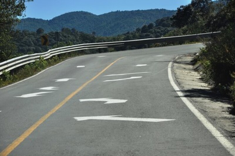 Curva pronunciada en carretera de montaña