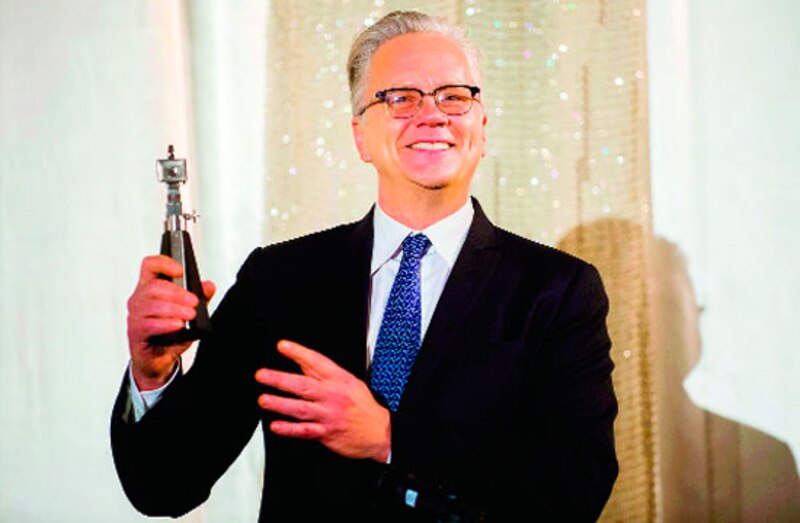 El actor Kevin Costner muestra su premio Óscar.