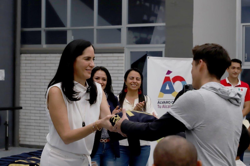 Entrega de uniformes deportivos a jóvenes deportistas