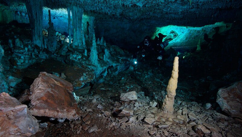 Explorando la cueva de Sac Actun