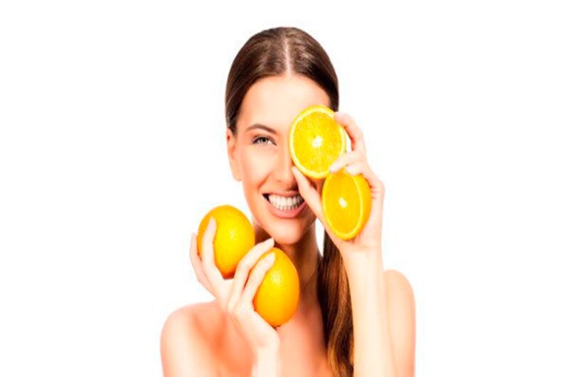 Mujer sosteniendo una naranja