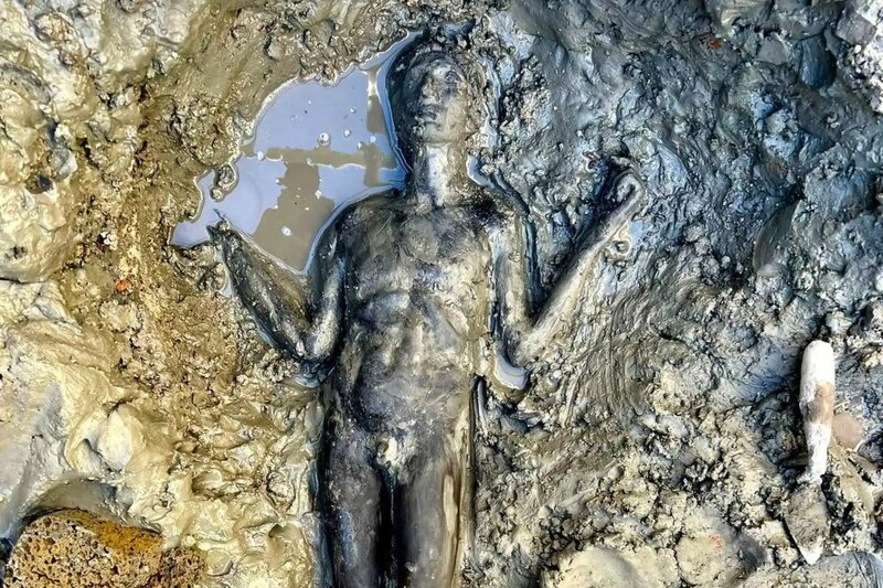 Descubren una estatua de un hombre desnudo en el barro