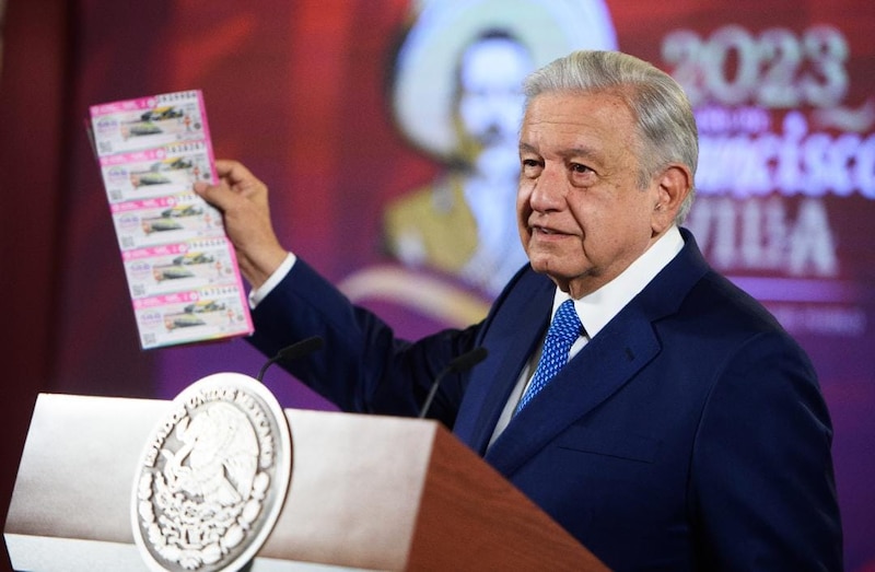 El presidente Andrés Manuel López Obrador muestra los billetes de la Lotería Nacional con su imagen