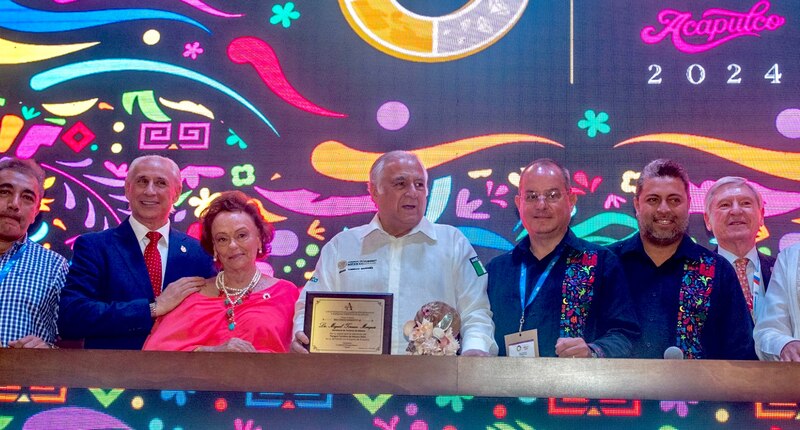 Entrega de reconocimientos en el marco del Tianguis Turístico Acapulco 2024
