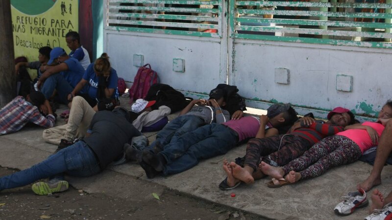Migrantes descansan en el suelo tras una larga travesía