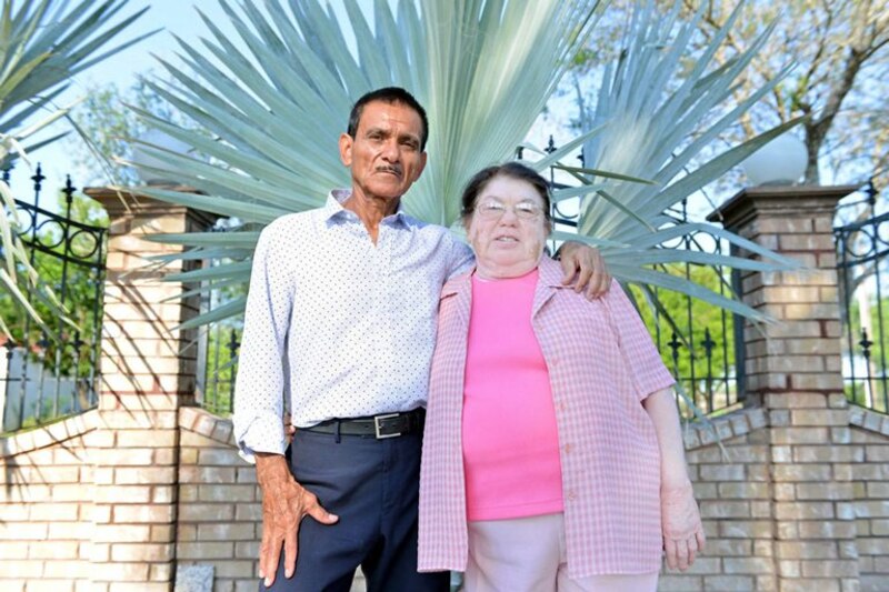 Pareja de ancianos sonríe para la foto