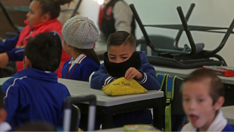 Niños en el aula con mascarillas