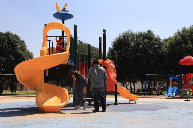 Niños jugando en el parque