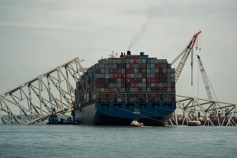 Un barco choca contra un puente