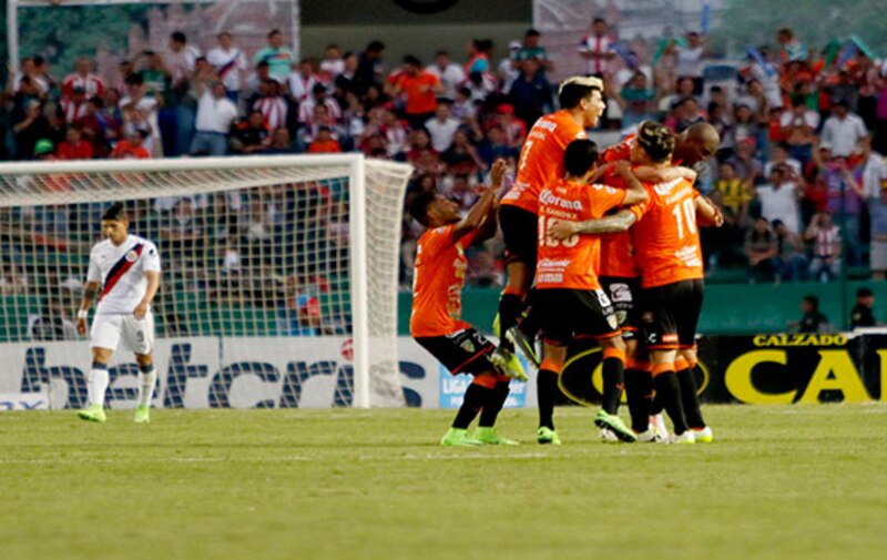 Jugadores de fútbol celebrando un gol