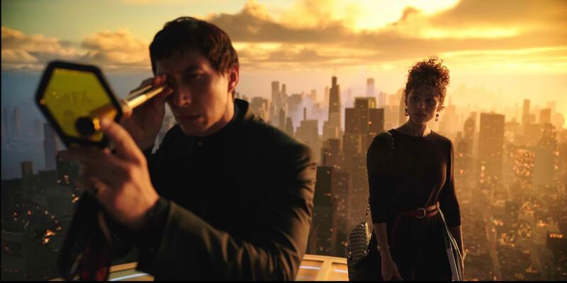 Una pareja observa la ciudad desde un tejado