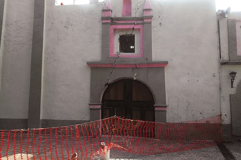 Iglesia dañada por un terremoto