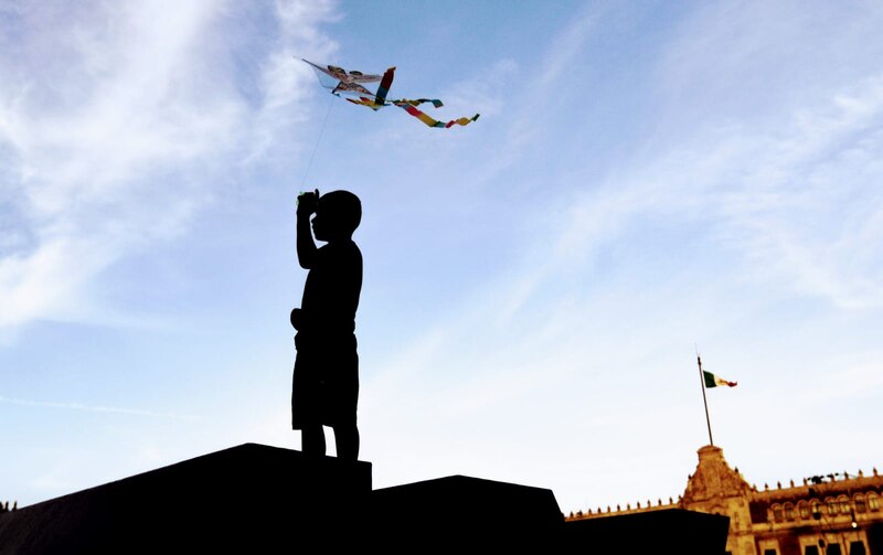 Un niño volando una cometa en el parque