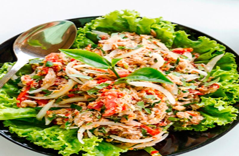 Ensalada de atún con tomate y cebolla