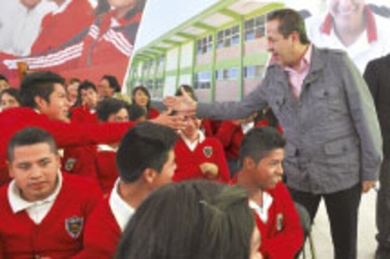 El presidente municipal saluda a los estudiantes de la escuela secundaria.
