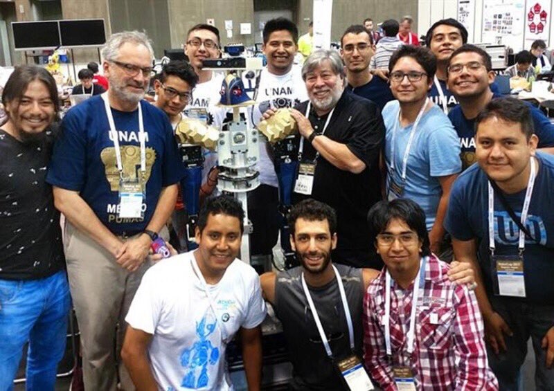 Estudiantes de la UNAM con un robot
