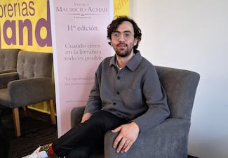 Emiliano Pérez recibe el premio Mauricio Achar por novela ‘Demasiado al norte’