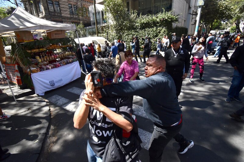 Un hombre es sometido por un policía durante una protesta en México