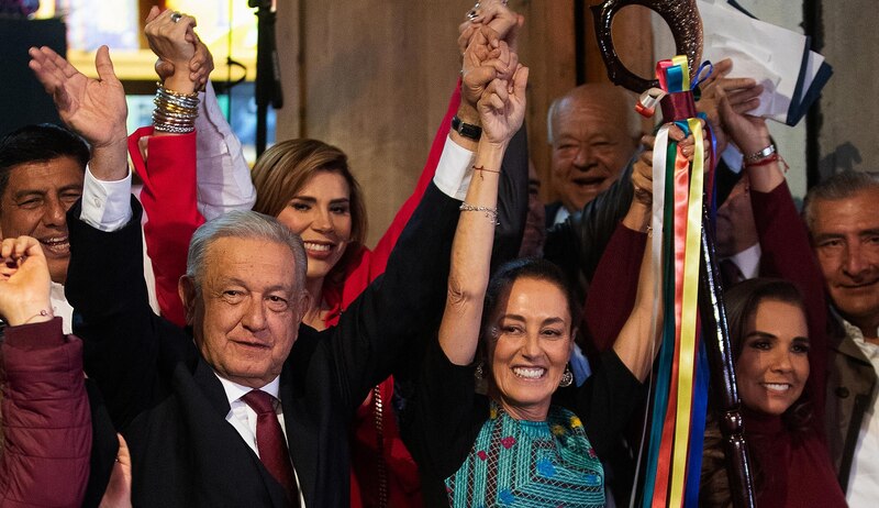 "AMLO y Delfina Gómez celebran triunfo en Edomex"