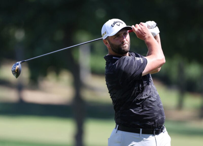 El golfista profesional Bubba Watson en acción durante un torneo de golf.