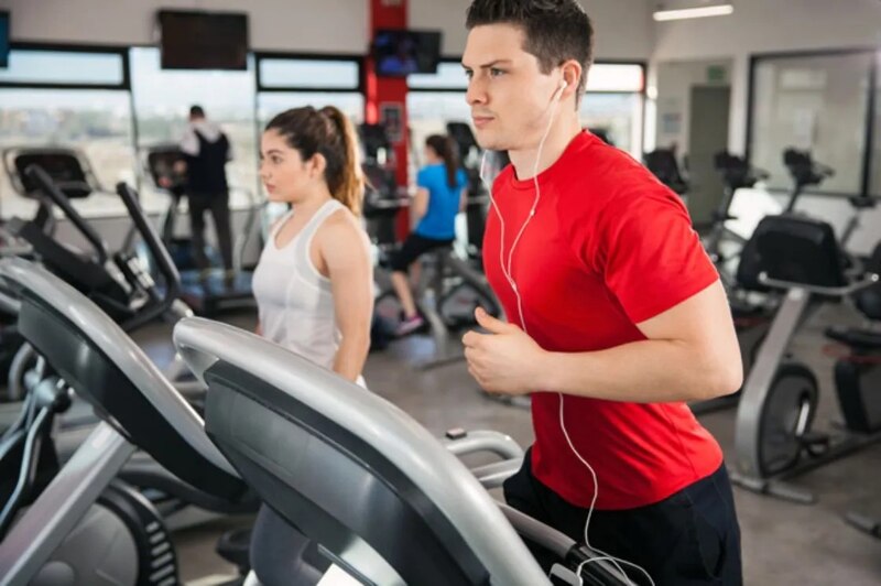 Hombre corriendo en una cinta de correr