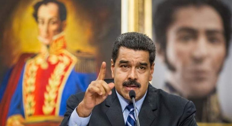 Nicolás Maduro da un discurso ante una multitud