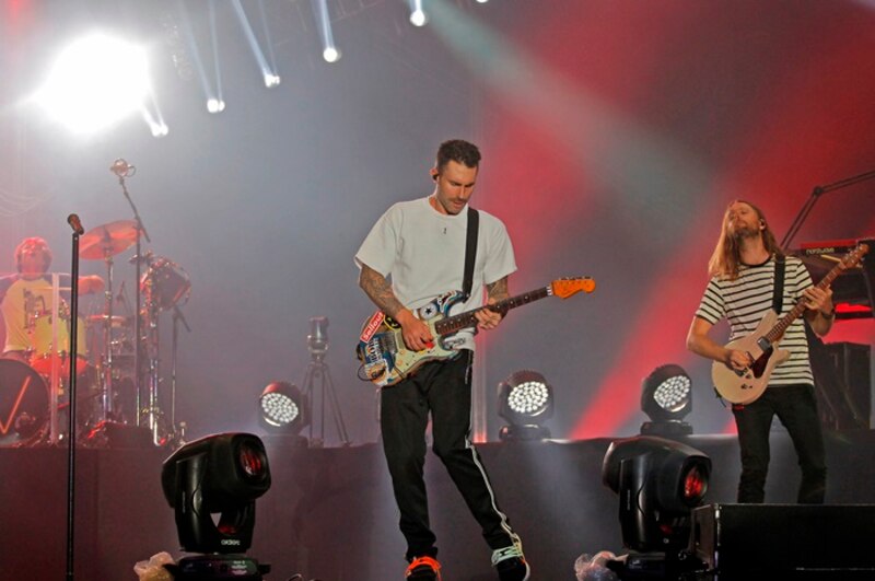 El cantante Adam Levine se presenta en concierto.