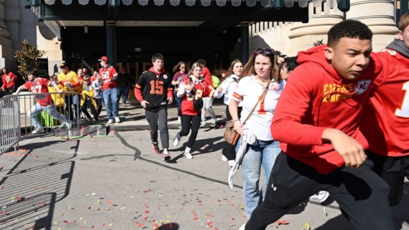 Multitud de aficionados a los Kansas City Chiefs en la calle en la celebración de la Super Bowl