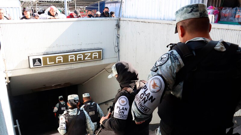 La policía mexicana desaloja a los vendedores ambulantes de la estación La Raza