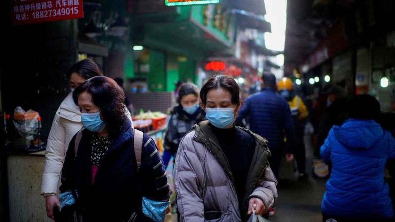 Mujeres chinas con mascarillas en un mercado