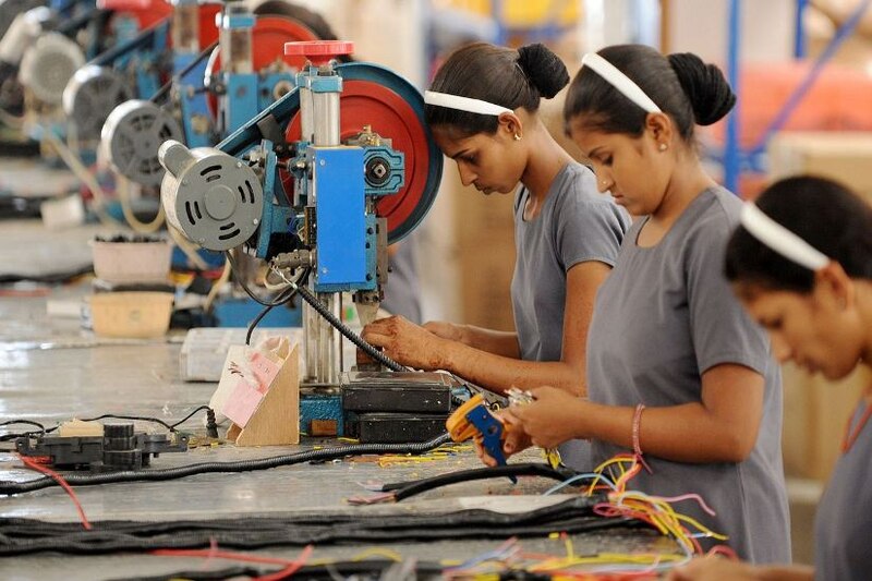 Mujeres trabajando en una fábrica